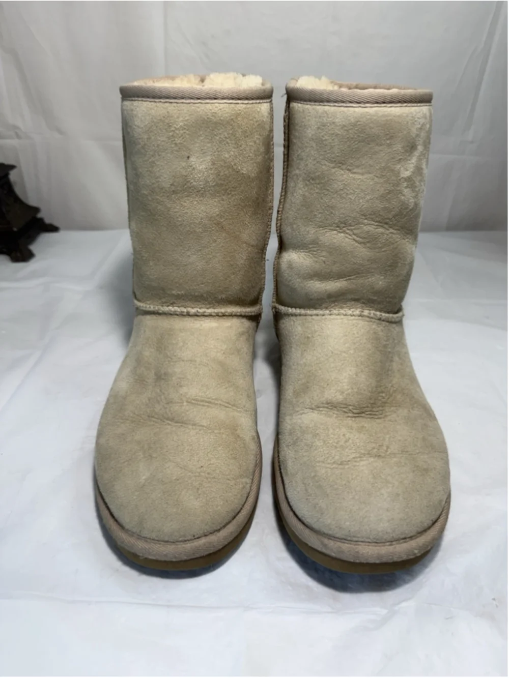 UGG 5825 original Classic short Shearling Boots Size 7 sand beige